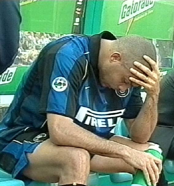 5 maggio 2002: 34a e ultima giornata del campionato di Serie A. Ronaldo mentre piange in panchina. La sconfitta con la Lazio per 4-2 cost all’Inter lo scudetto vinto dalla Juventus. Fu l’ultima apparizione in campionato con la maglia nerazzurra (Aldo Liverani) 